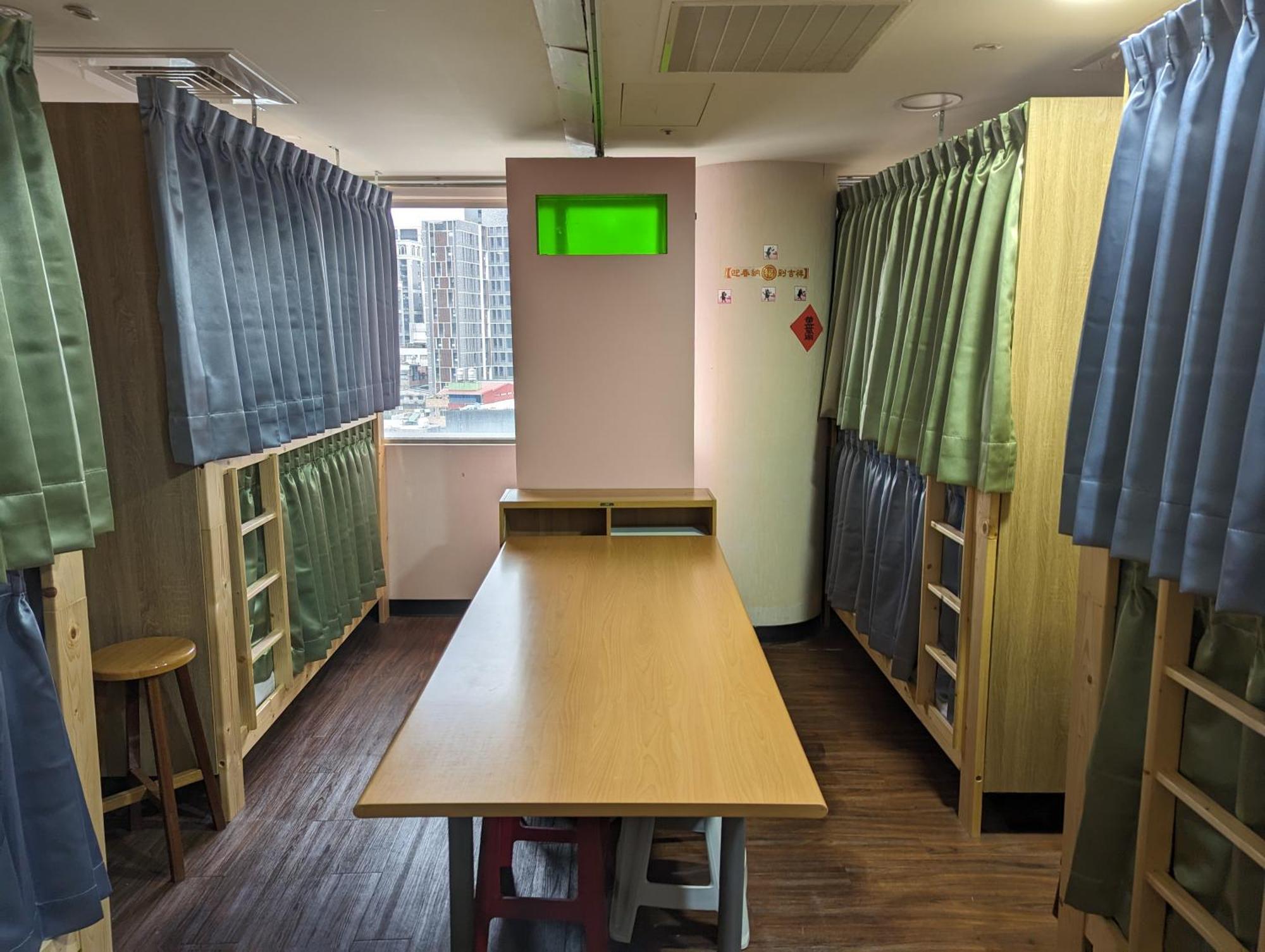 Hey Bear Capsule Hotel Taipei Exterior photo